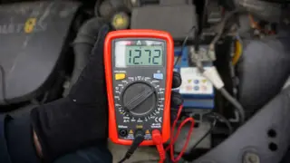 Pomiar napięcia akumulatora multimetrem wskazuje 12.72V, co może oznaczać słabe ładowanie akumulatora.