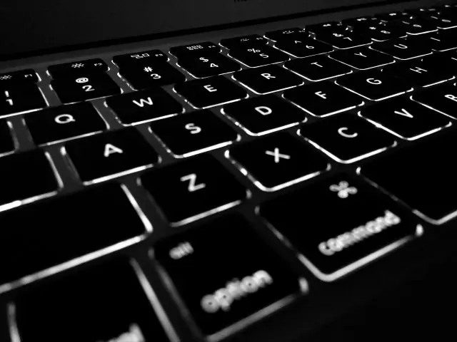 Klawiatura laptopa z podświetlanymi klawiszami. Widoczne klawisze funkcyjne F1-F5, cyfry i litery. Dowiedz się, jak włączyć klawisze funkcyjne w laptopie.