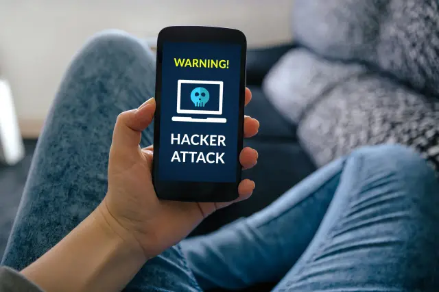 Ostrzeżenie na ekranie telefonu: "HACKER ATTACK". Dowiedz się, jak sprawdzić, czy telefon ma wirusa, gdy widzisz takie komunikaty.
