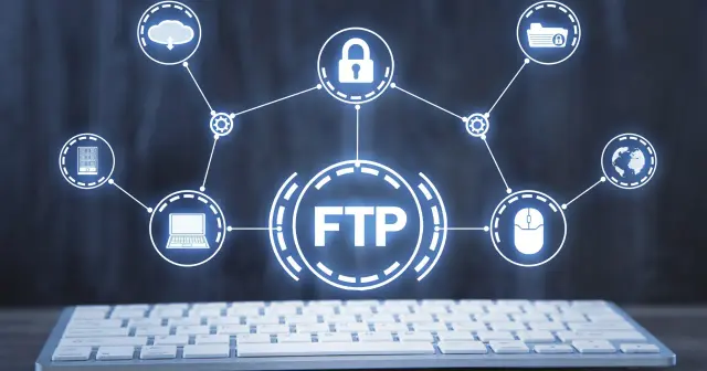 Grafika przedstawia schemat połączeń z centralnym hasłem FTP. Ikony symbolizują chmurę, serwer, laptopa, zamek, folder z kłódką, myszkę i globus.